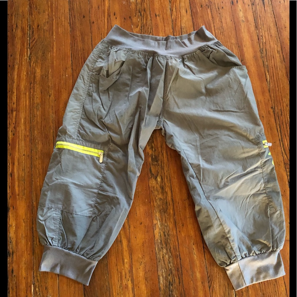 Zumba Cropped Pants. Size Large